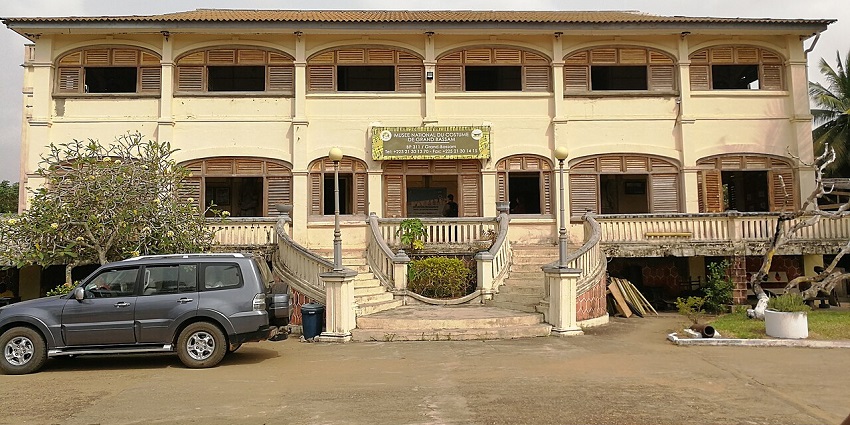 Exterior view of the National Costume Museum in Grand-Bassam with historic charm.