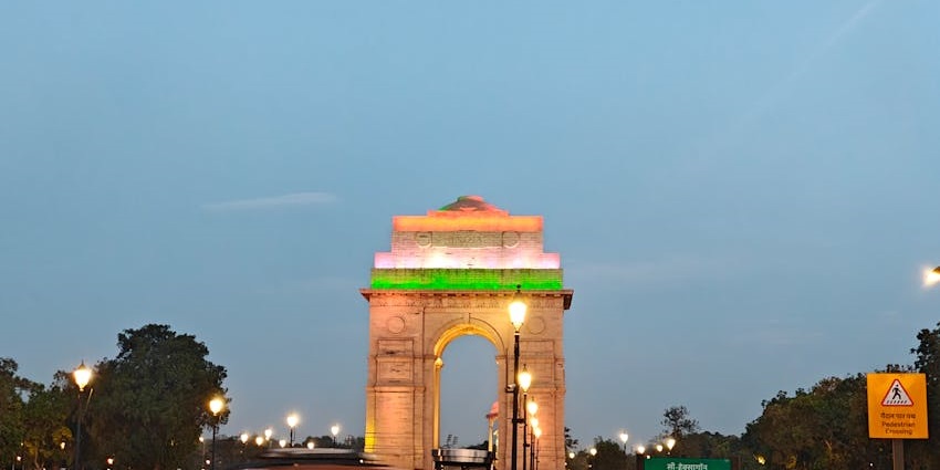 Among the top places to visit in Delhi in October are the India Gate & Rashtrapati Bhavan, showcasing Delhi’s pride.