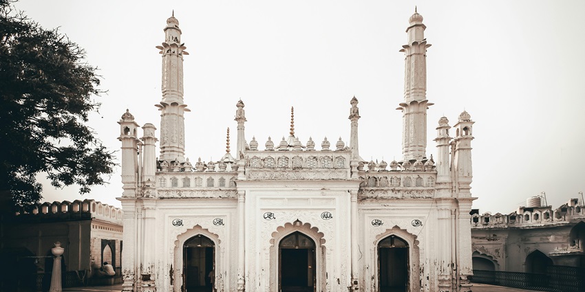 Historic mosque in Khuldabad with white domes, amongst the best places to visit near Ellora Caves.