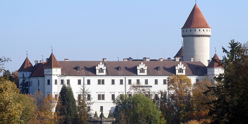 Panorama view from Konopiště Castle surrounded by lush greenery, one of the scenic places to visit near Prague.