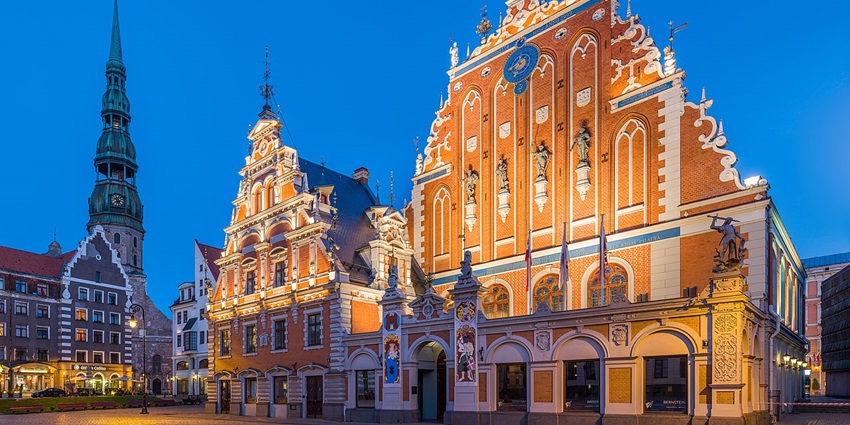 House of Blackheads and St. Peter’s Church tower in Riga, Latvia city center.