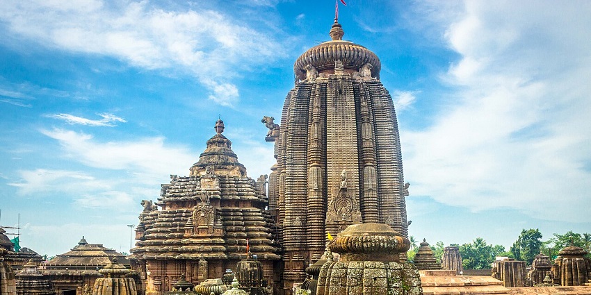 A glimpse of the iconic Lingaraj Temple standing tall in the city of Bhubaneswar.
