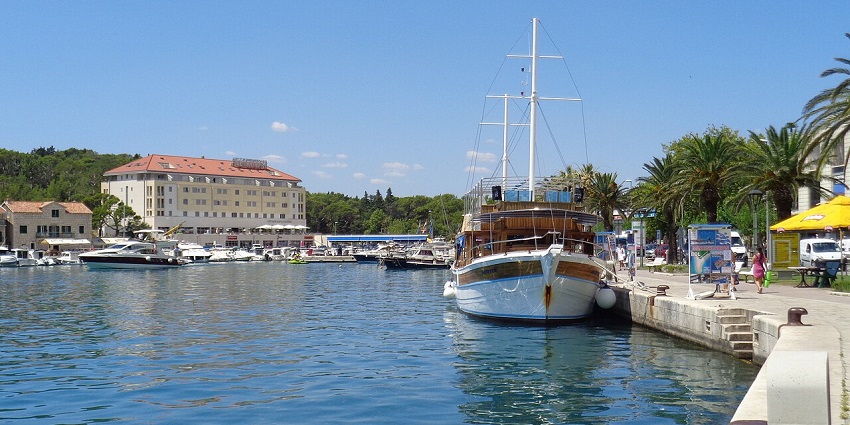 Makarska with multiple boats in the harbour and buildings, amongst the top places to visit near Split.
