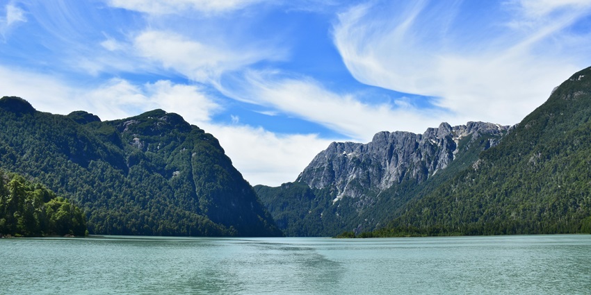 Moke Lake surrounded by hills, one of the peaceful places to visit near Queenstown.