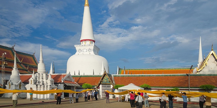 Wat Phra Mahathat Woramahawihan complex and structure in Nakhon Si Thammarat, among the best places to visit near Koh Samui.