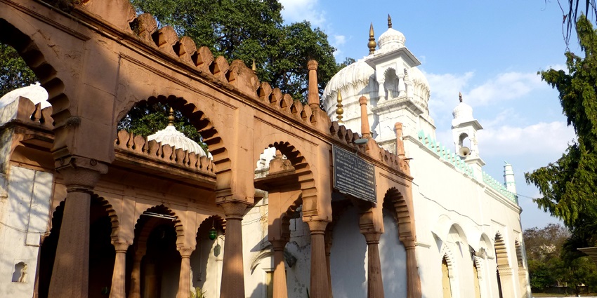 Panchakki, Aurangabad, shows white and brown arched structures with an open courtyard view, one of the places to visit near Ellora Caves.