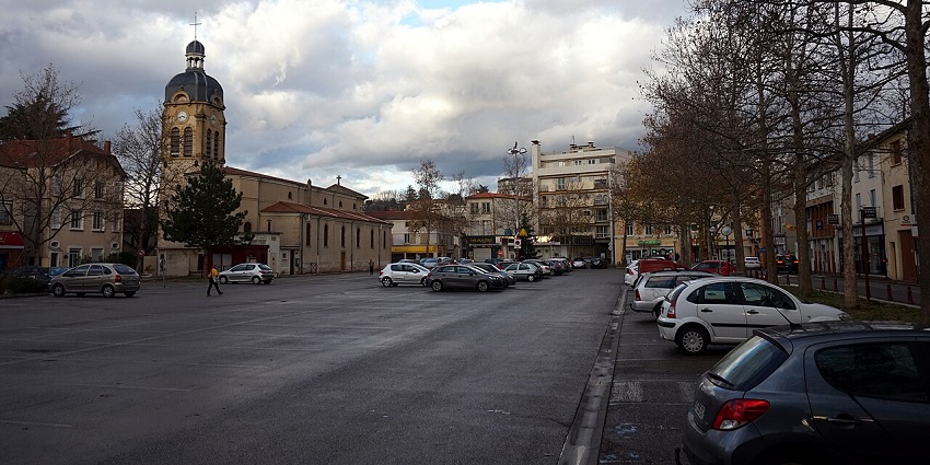 Péage-De-Roussillon town square with historic buildings and peaceful surroundings.