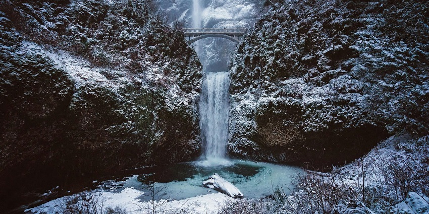 Explore breathtaking places with waterfalls in Portland, USA, like the iconic Multnomah Falls surrounded by lush greenery.