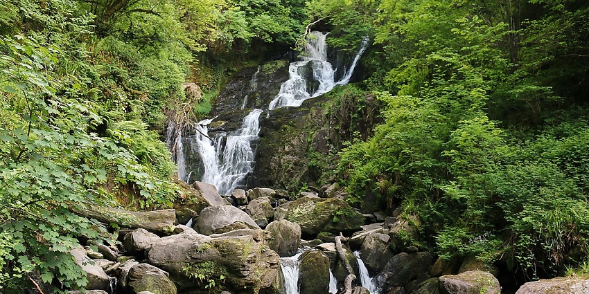 Near Quito, Ecuador, you can explore waterfalls like Condor Machay, Peguche, and those in the Mindo Cloud Forest, offering stunning natural beauty and hiking opportunities.