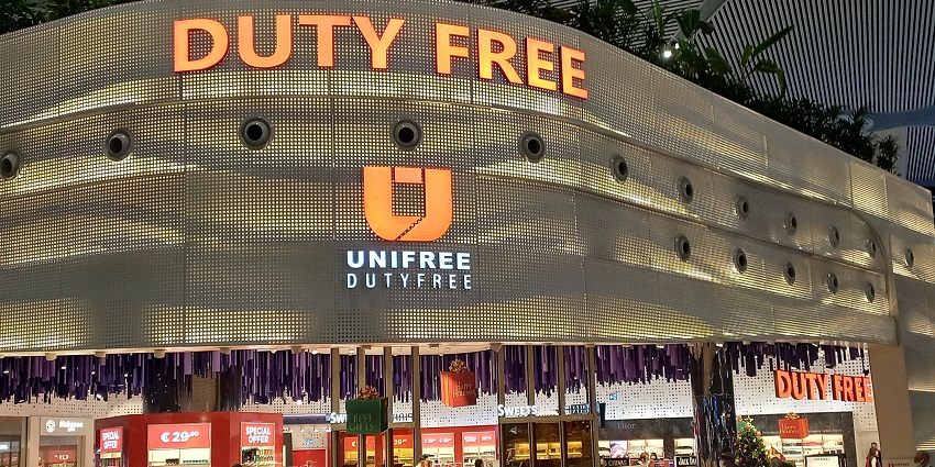 Shopping area with duty-free stores and shoppers in Padang Besar.