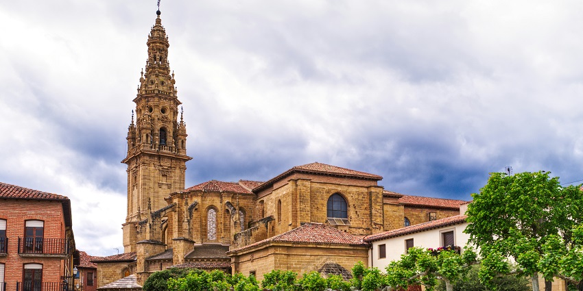Gothic facade of the Church of Santa María in Requena with stone details and arched windows.