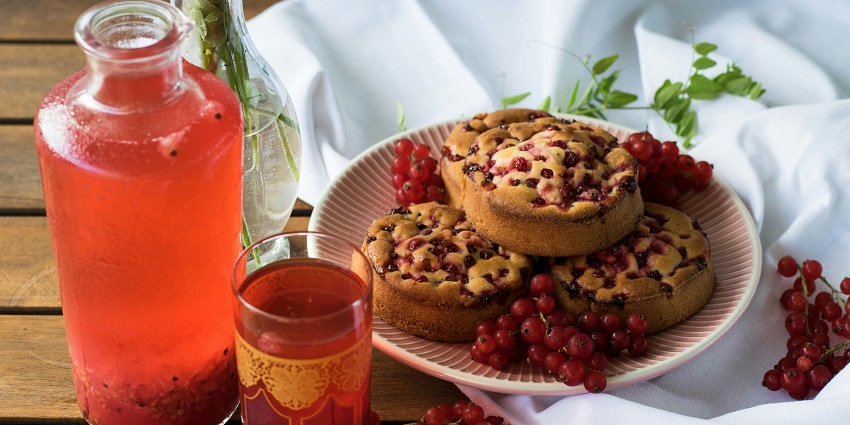 Savoring the vibrant red juice with berries and cookies is a delicious things to do in Pai.