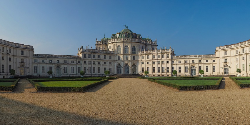 Stupinigi hunting lodge with traditional Italian architecture and a deer statue, remarkable places to visit near Turin.