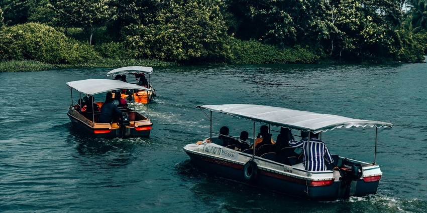 Enjoying the scenic boat safari to Sardegna and Sudi Islands is one of the things to do in Malindi.
