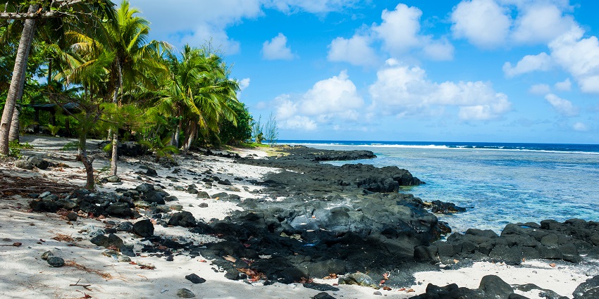 Stunning rocky beach on Taʻū Island, one of the top places to visit near Hawaii.