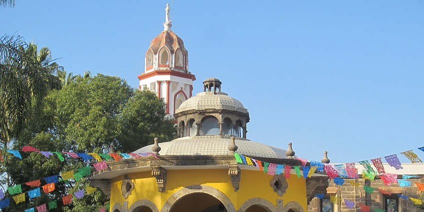 Colorful public square in Tlaquepaque with colourful flags and vibrant atmosphere.