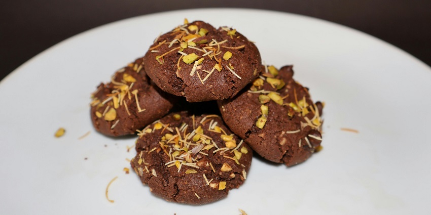 Trying San Nicolas cookies on a Kapampangan culinary tour with Atching Lilian.