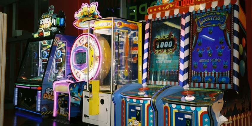 Playing retro arcade games is one of the most fun things to do in Huntsville at night.