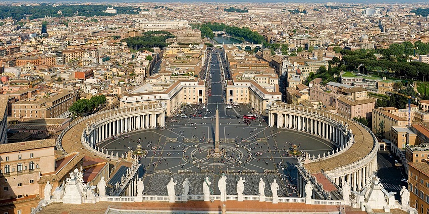 St. Peter’s Square in Vatican City with central obelisk and surrounding colonnaded plaza, among the best places to visit near Italy.