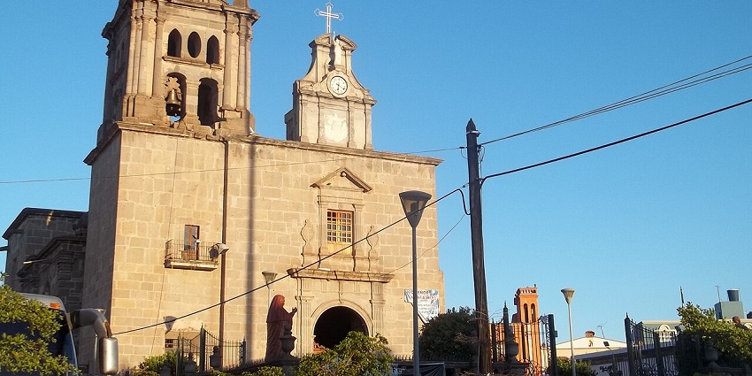 Nuestra Señora del Rosario Church in Zapotlanejo with a detailed facade, amongst the top places to visit near Guadalajara.