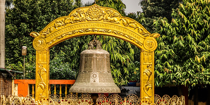 Sarnath Mulagandhakuti Vihara with giant bell discovering what is Varanasi famous for.