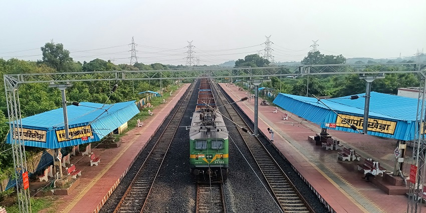 Train at platform illustrating how to reach Delhi to Mount Abu by train.