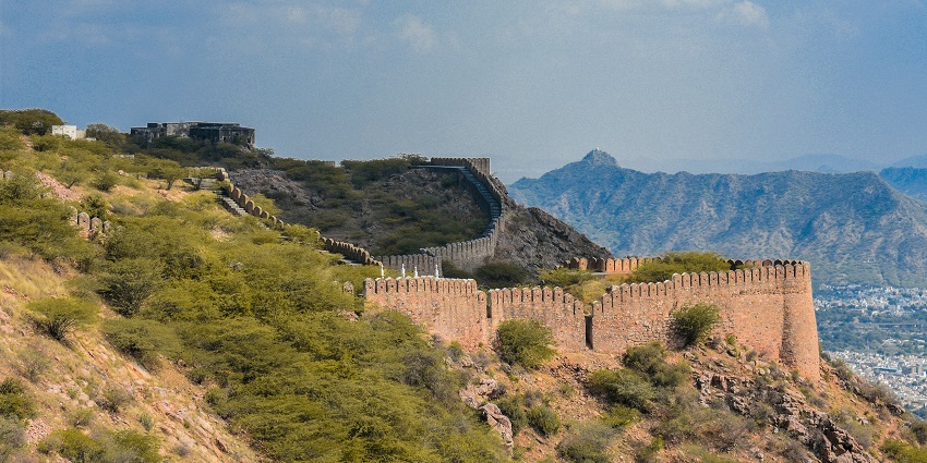 Hilltop view of Taragarh Fort in Ajmer with ancient walls and scenic surroundings.