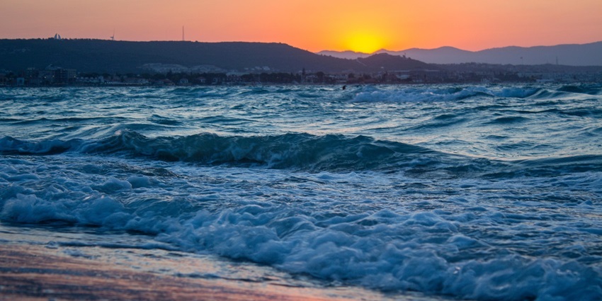 Sunset view at Aksa Beach in Malad West, one of the beautiful places to visit near Andheri West.