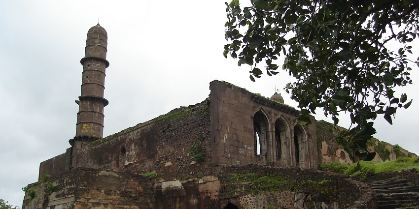 Asirgarh Fort ruins on the hilltop, one of the historic places to visit near Hanumantiya.
