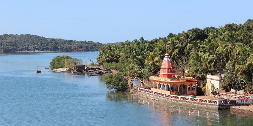 Babulnath Temple entrance, one of the peaceful places to visit near Hanging Garden.
