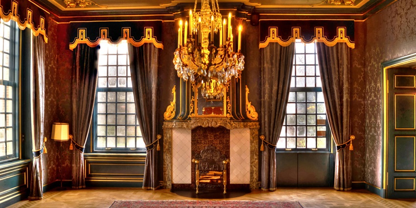 Traditional royal interior with chandelier and lamps is among unique places to visit near Damdama Sahib.
