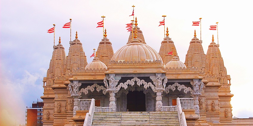 Front view of Ballaleshwar Pali Ganpati Temple with traditional architecture.