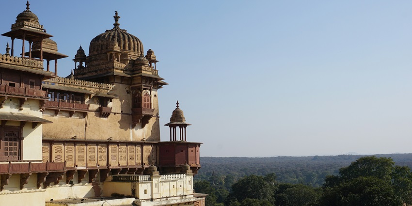 Barua Sagar Fort standing atop a rocky hill, one of the scenic places to visit near Datia.
