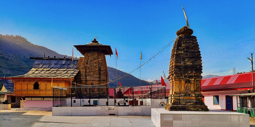 Inside the courtyard of Budhi Nagin Temple, one of the places to visit near Tirthan Valley.