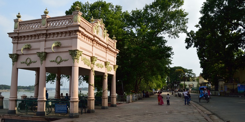 Pink ornamental riverside pavilion with decorative carvings, beside a tree-lined walkway
Viewers of this file can see comments and suggestions