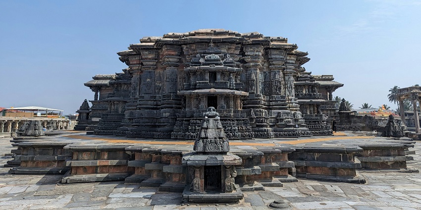 Chandramauleshwara Temple, with carved stone pillars , one of the iconic places to visit near Hubli for 1 day.
