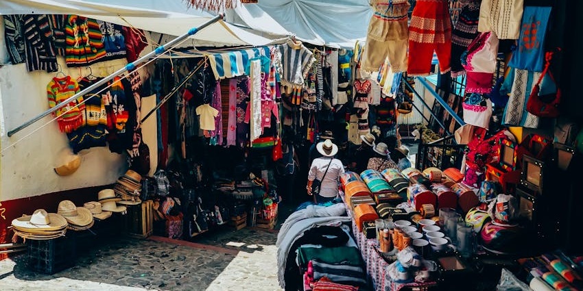 Antique shops at Chor Bazaar, one of the unique places to visit near Hanging Garden.
