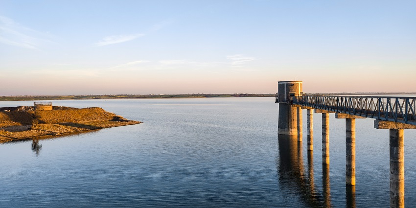 Choral Dam with calm waters and cloudy skies, one of the peaceful places to visit near Indore in July.
