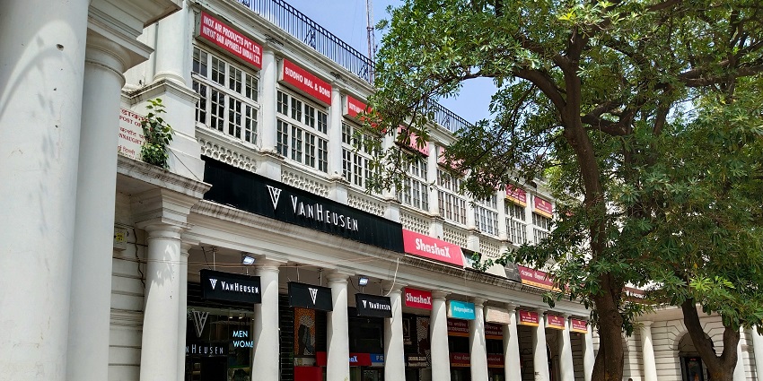 Connaught Place’s circular market area bustling with shops and cafes, a popular place to visit near Janpath Market.
