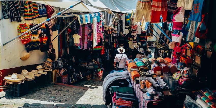 Baku market showcasing traditional souvenirs and crafts — discover what is Baku famous for.
