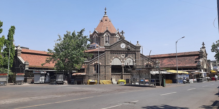 Colonial façade of Mahatma Jyotiba Phule Mandai with market activity
