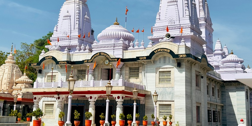 Daan Ghati Mandir, a picturesque temple nestled amidst scenic surroundings.
