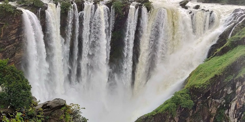 A spectacular view of water falling from the Dhab-Dhabi Waterfalls.