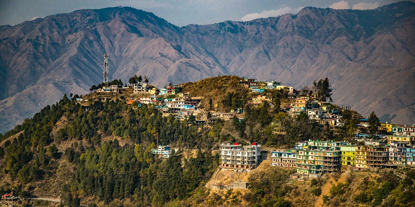 Distant houses and mountains in Dhanaulti, among the best cold places to visit near Delhi.
