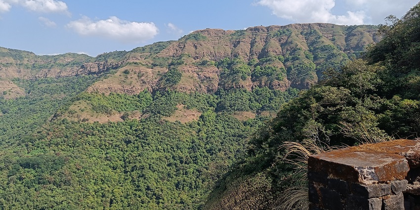 Lush green hill at Gaganbawada, one of the scenic places to visit near Ichalkaranji.

