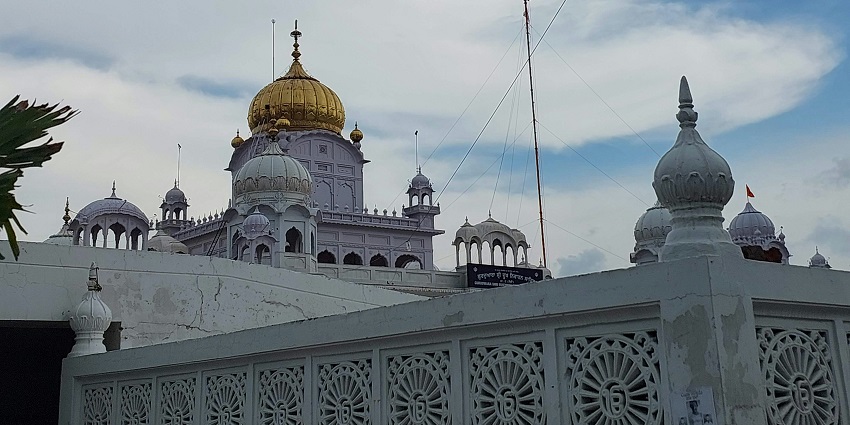 Elegant Gurdwara Sri Ber Sahib with a golden dome under a clear blue sky, one of the spiritual places to visit near Kapurthala.
