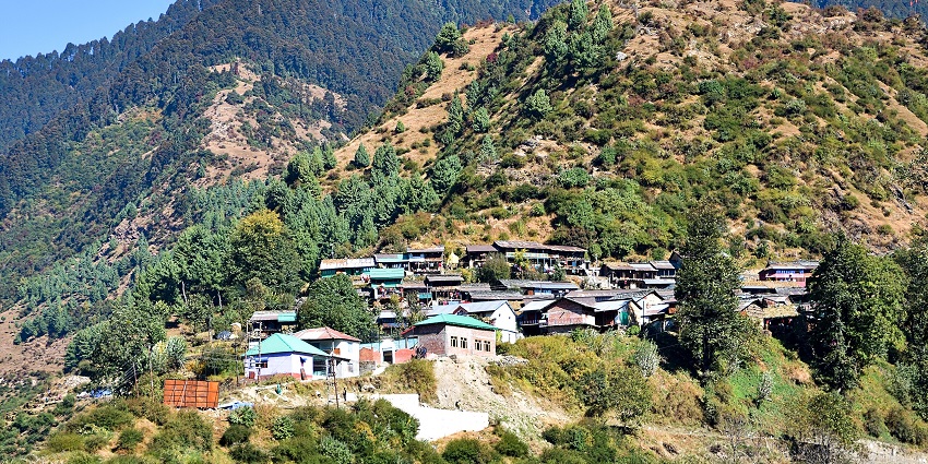 Mountain village with scattered houses in Gushaini Village, one of the offbeat places to visit near Tirthan valley.