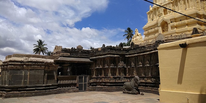 Entrance of Shri Harihareshwar Temple with traditional architecture and clear sky.