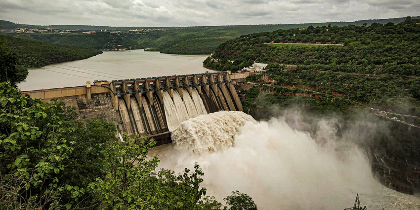 Calm waters and greenery at Hidkal Dam make it one of the places to visit near Chikodi.