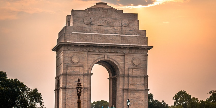 India Gate monument at sunset with glowing sky, one of the iconic places to visit near Janpath Market.
